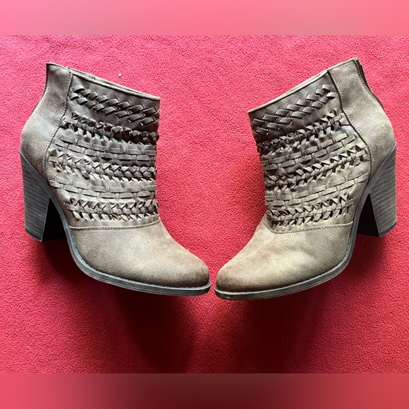 Women’s Fergie brand brown booties size 9 - Picture 6 of 6